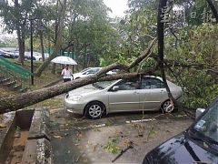 嚇人！暴雨侵襲馬來西亞高爾夫球場